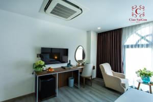 胡志明市Ciao Saigon 2 Hotel的酒店客房配有书桌和镜子