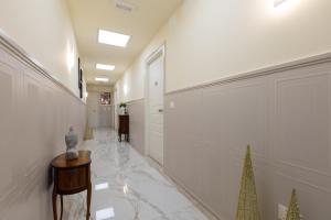 伊塞尔尼亚Alloggi Be Deluxe的走廊设有白色墙壁和大理石地板
