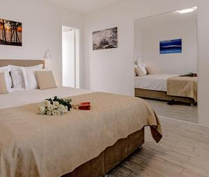 斯普利特Villa Zvonko的一间卧室配有两张带鲜花的床