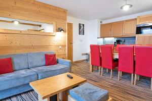 欧特吕斯拉格朗日威望莱斯迪绿宝石公寓式酒店的客厅配有沙发和桌子