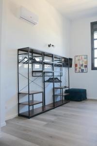 米兰Smart and Comfy Apartment - Via Repubblica di San Marino的一间设有玻璃架的房间