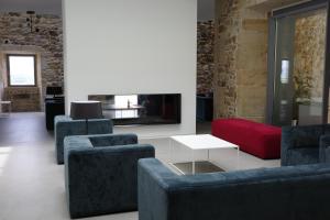 CarasaHotel Pico Velasco的客厅配有蓝色椅子和红色沙发