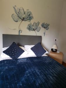 布里奇沃特潺潺小溪旅馆的一间卧室配有蓝色的床和蓝色枕头