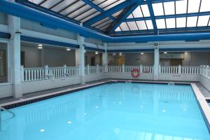 韦茅斯韦茅斯伦勃朗贝斯特韦斯特酒店 的大楼内一个蓝色的大型游泳池