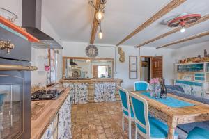 帕津Rustic Home Izabel - Happy Rentals的厨房配有木桌和蓝色椅子