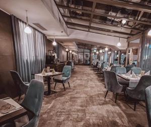 尤斯托尼莫斯基兰伯特Spa疗养酒店的一间在房间内配有桌椅的餐厅