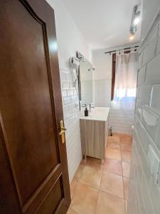康塞普西翁新镇托卡尔公寓的一间带水槽和木门的浴室