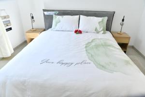 马格达拉Casa Cohen C Kineret קאסה כהן סי כנרת的一张写着你快乐的地方的睡床