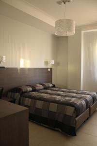 格拉维纳普利亚B&B Colle del Re的一间卧室,卧室内配有一张大床
