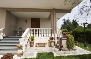 格拉维纳普利亚B&B Colle del Re的房屋设有门廊、长凳和楼梯