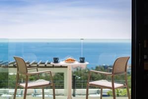 泽瑟沃Sun Resort Apartments的一张桌子,上面有盘子食物和两把椅子