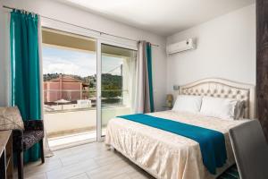 斯达林Delight Corfu Apart Hotel, Sidari的一间卧室设有一张床和一个大窗户