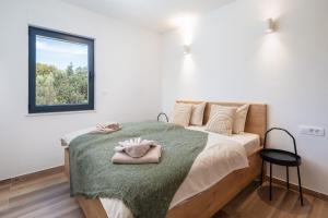 泽瑟沃Sun Resort Apartments的一间卧室配有一张带绿毯的床和窗户。