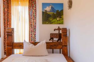 兰茨胡特Hotel Freischütz的卧室配有一张床,享有山脉美景