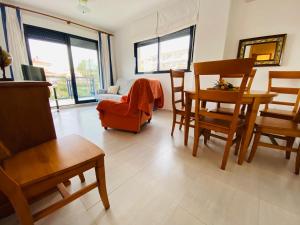 阿尔考斯布里Apartamentos Porta Mediterranea Altamar的客厅配有沙发和桌椅