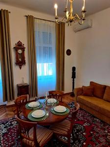 卡雷Weisz Castle style Apartment-City Center-Free Private Parking,Wifi,AC的客厅配有桌椅和沙发