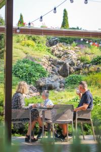 普伦盖波尔图酒店的坐在花园里桌子旁的家庭