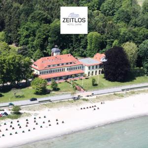 沙博伊茨Zeitlos Hotel Garni的水边建筑物的空中景观