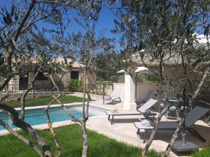 戈尔德Bastide Toujours Dimanche, Maison de vacances avec vue & piscine privée的后院设有游泳池和树木