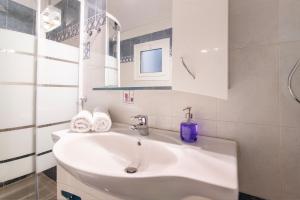 雅典Charlie city center room的白色的浴室设有水槽和镜子