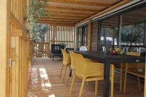 德拉格Mobile Home Bubamara的一间用餐室,配有一张黑桌子和黄色椅子