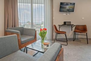 卢布明Lubminer Meerblick Apartments的客厅配有沙发和鲜花桌