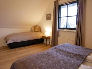 卡兰茨奥赫Villa Buiten 108的一间卧室设有两张床和窗户。