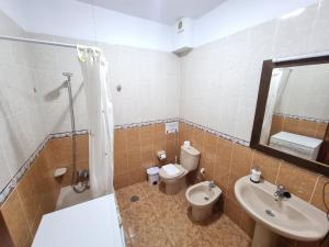 马佐VV Mirador Isla Bonita "by henrypole home"的浴室配有卫生间、盥洗盆和淋浴。