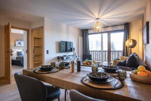 艾姆拉普拉涅TERRESENS - Le Snoroc的客厅配有大木桌和椅子