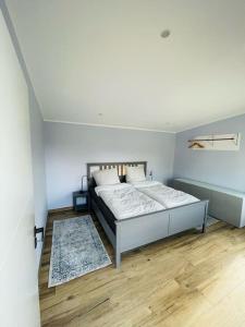 马尔欣Ferienoase Eisvogel的一间白色客房内的床铺卧室