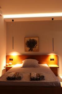 帕拉塔蒙Elia Studio的一间卧室配有一张床,上面有两条毛巾