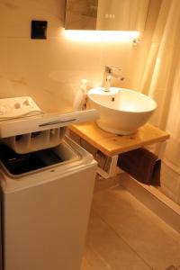 帕拉塔蒙Elia Studio的浴室配有盥洗盆和带盥洗盆的台面