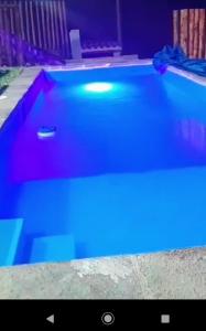 谢内吉亚区Casa en cineguilla的室内的游泳池,有蓝色的灯光