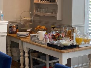 法尔茅斯柯莱特旅馆的桌子上面有食物和饮料