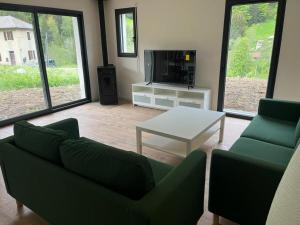 贝勒沃Luxurious new villa in the Alpes with sauna and jacuzzi的带沙发和咖啡桌的客厅