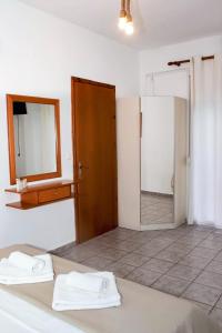 尼坡帝Starry Coast Apartments的浴室在床上配有2条毛巾和镜子