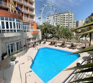 阿尔么丽亚Ohtels Gran Hotel Almeria的一座大型游泳池,后面设有摩天轮