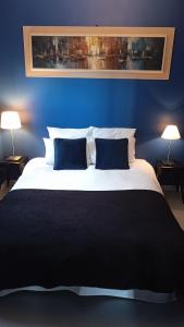 阿尔比Eden 122的蓝色卧室配有一张大床和两个蓝色枕头