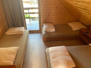 德兹维济诺Domki letniskowe Ibiza的客房设有两张双层床和一扇窗户。