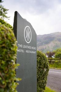 凯西克The Leathes Head Hotel的路旁左翼头旅馆标志