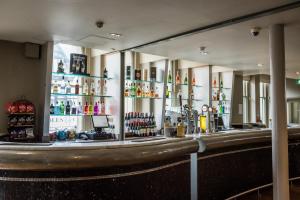 曼彻斯特曼彻斯特市政酒店的酒吧里有很多瓶装酒精饮料