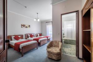 蒙特里尔Hotel Colmeia的酒店客房,配有两张床和椅子