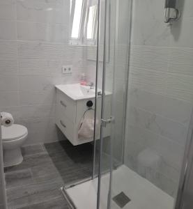 瓦伦西亚Altura的带淋浴、盥洗盆和卫生间的浴室