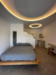 米克诺斯城Abelos Mykonos的一间卧室设有床和圆形天花板