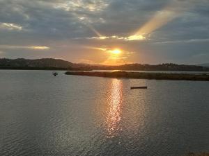 卡诺尼La Corona d' oro的河上日落,水中泛舟