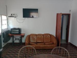 ConcordiaEl remanso的客厅配有沙发和带电视的桌子