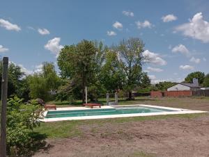 ConcordiaEl remanso的院子里设有2个长椅的游泳池