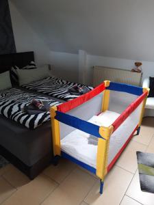 纽哈灵吉塞尔Fewo Haus Morgenstern im Ankerweg的一间卧室配有一张带条纹床架的床
