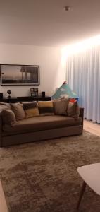 格兰杜拉Casa do Escorrega的一间客厅,客厅内配有棕色沙发