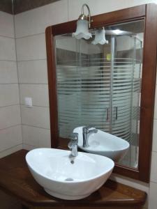 梅松吉Elena Roza Apartment的浴室设有白色水槽和镜子